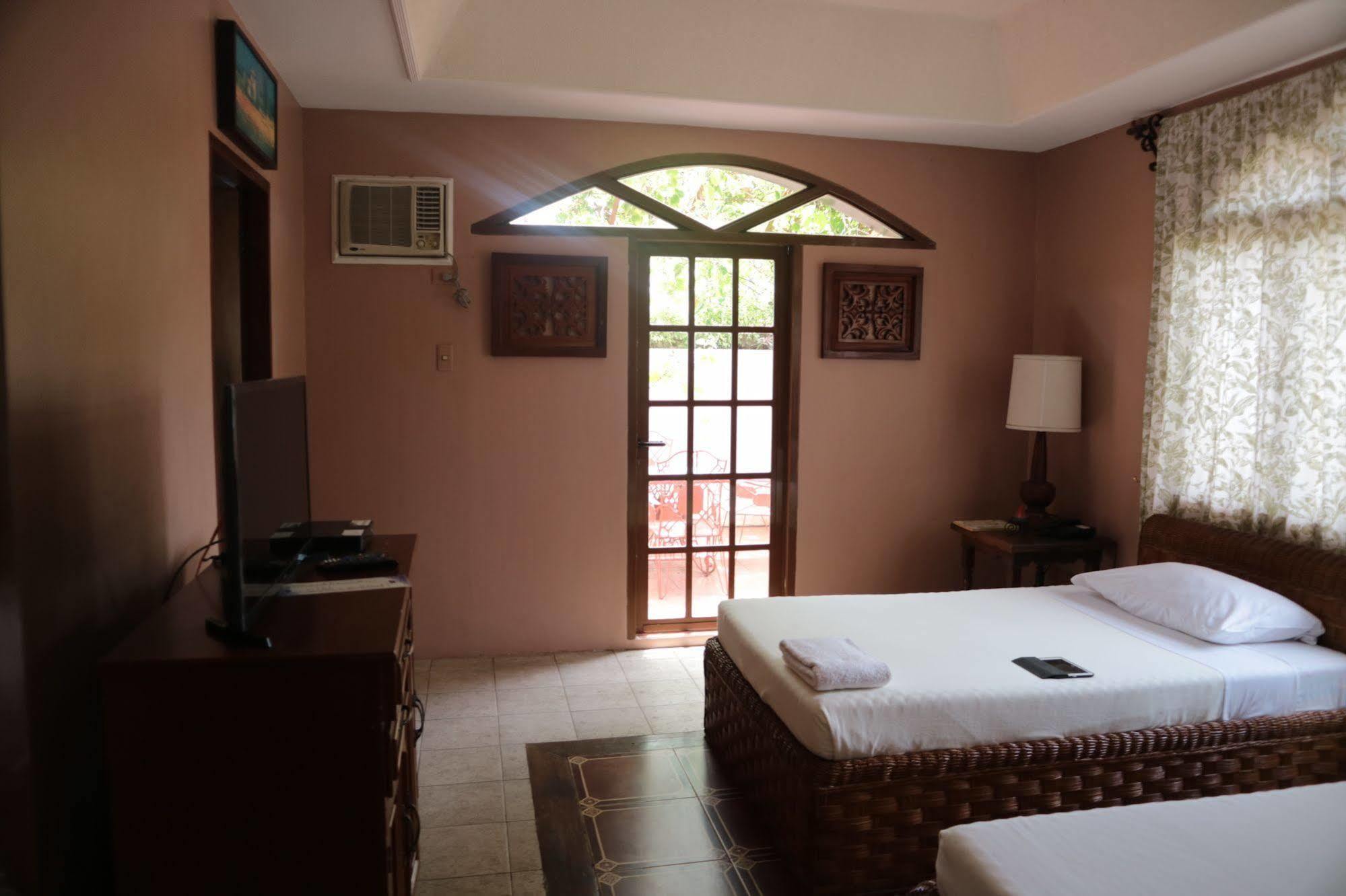 Casa La Granja Hotel Iloilo City Eksteriør billede