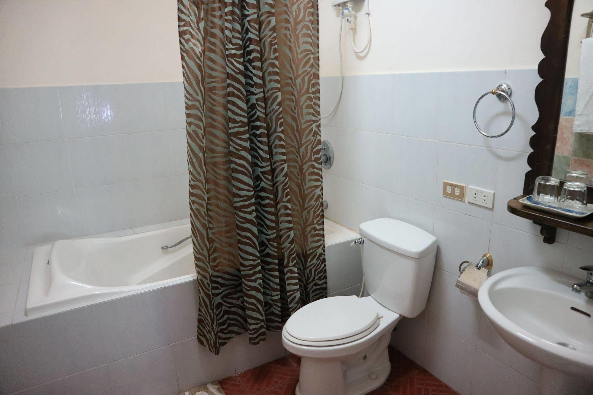 Casa La Granja Hotel Iloilo City Eksteriør billede
