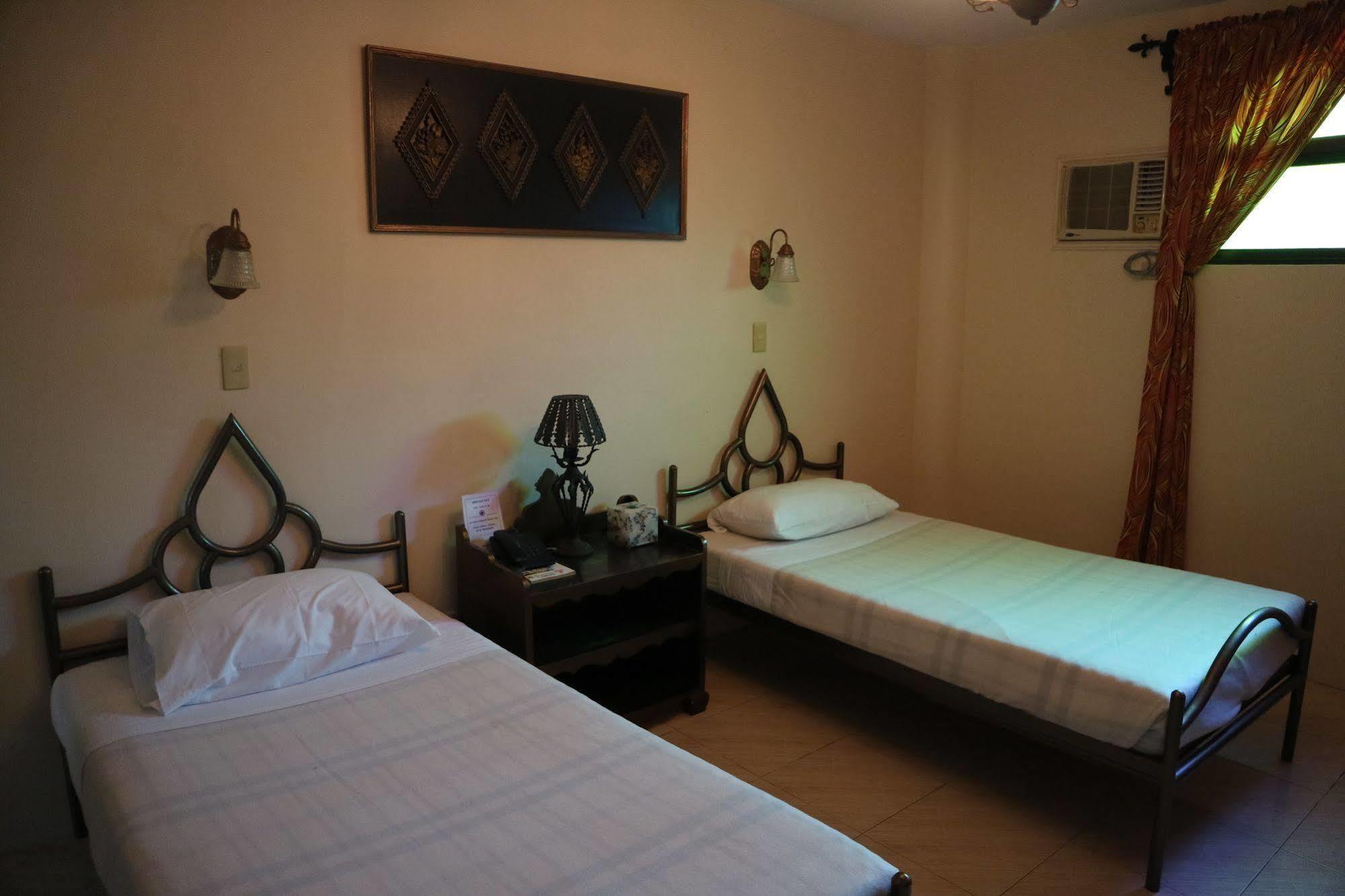 Casa La Granja Hotel Iloilo City Eksteriør billede