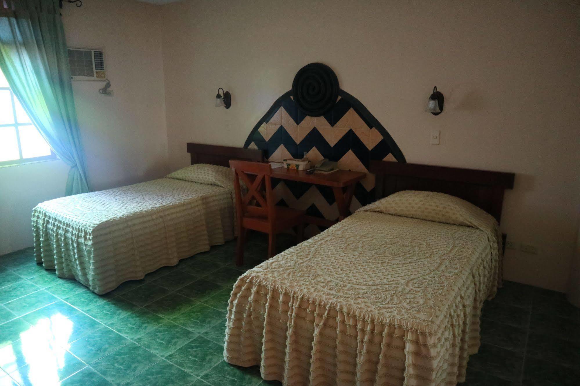 Casa La Granja Hotel Iloilo City Eksteriør billede