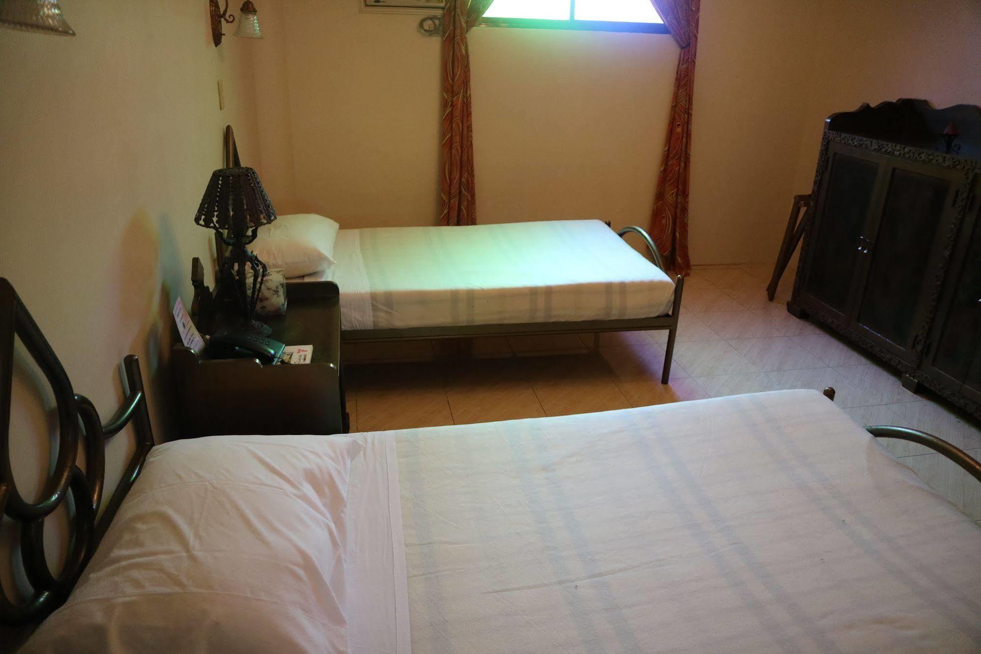 Casa La Granja Hotel Iloilo City Eksteriør billede