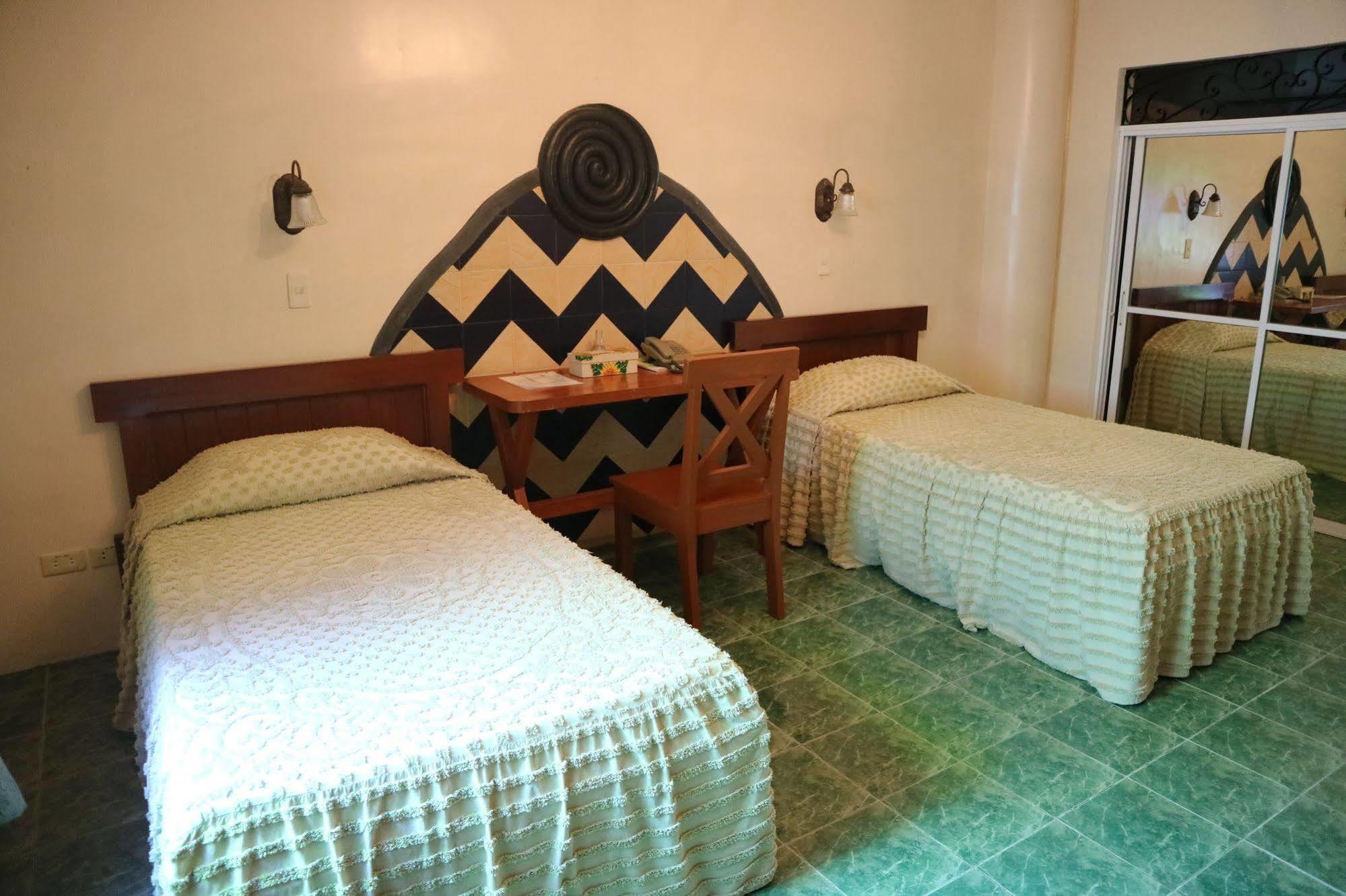 Casa La Granja Hotel Iloilo City Eksteriør billede